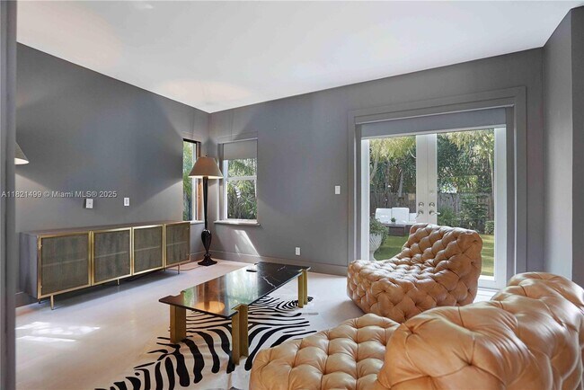 Building Photo - 5650 Pine Tree Dr