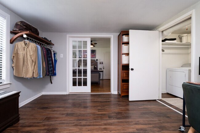 Building Photo - Updated 3-Bedroom Home with Fully Equipped Kitchen & Washer/Dryer in Great Neighborhood!