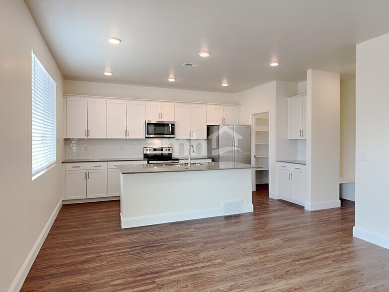 Building Photo - 3354 Fields Ave