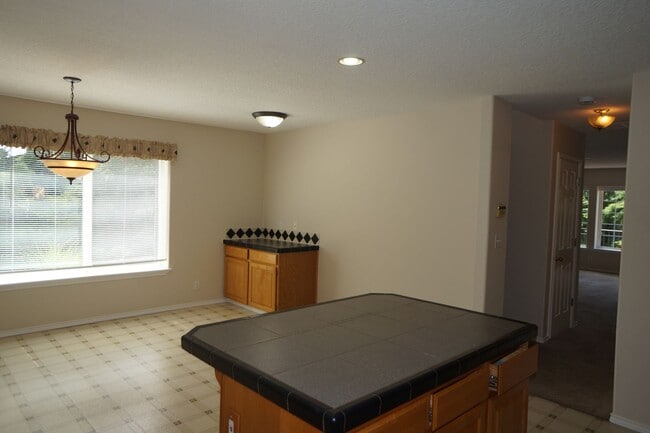 Building Photo - SE Jewel! Spacious living!