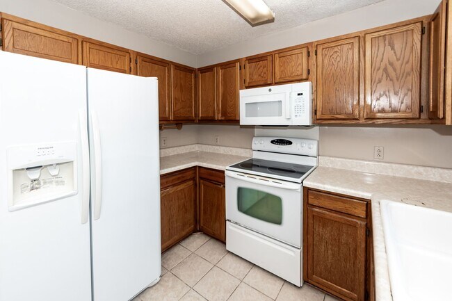 Building Photo - 8408 Battle Forest Dr
