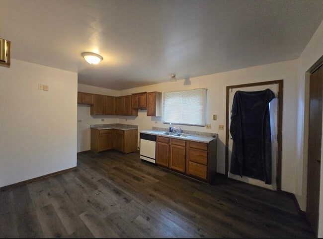 Building Photo - 14512 Oakley Ave