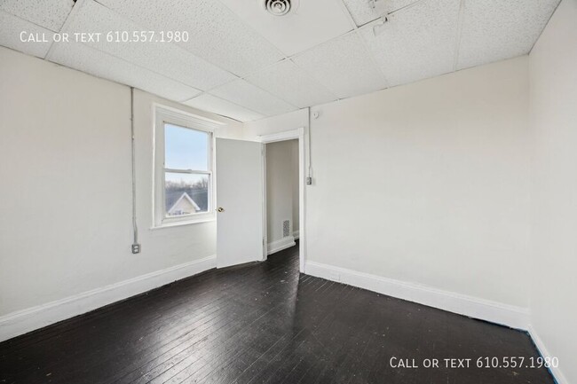 Building Photo - Large 1 Bedroom - 1 Bathroom  Apartment in...