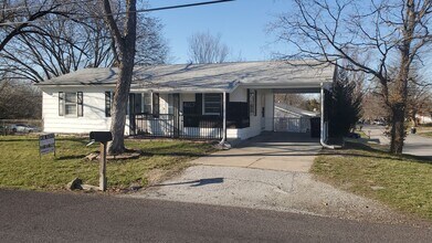 Building Photo - 3 bd, 2 ba house NE Columbia, 2nd living room downstairs, fenced, w/d included