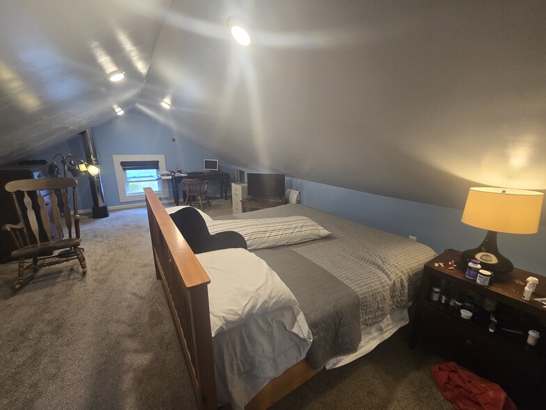 upstairs bed pic4 - 5408 Main St
