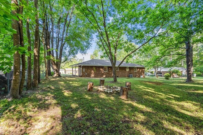 Building Photo - AVAILABLE NOW!! 4 bedroom Brick Ranch Style Home