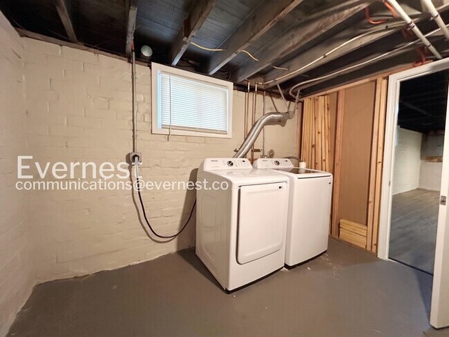 Building Photo - 3 Bed/2 Bath Home with Fenced Yard / Pet-Friendly / Vouchers Accepted / Available Now!