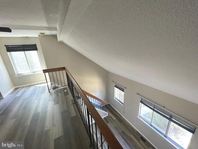 Building Photo - 214 Carriage Ct