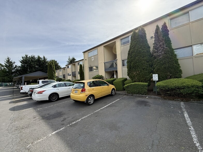 Lots of parking spaces - 31003 14th Ave S