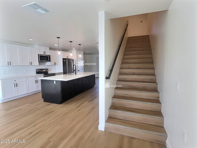 Building Photo - 2502 E Paradise Ln