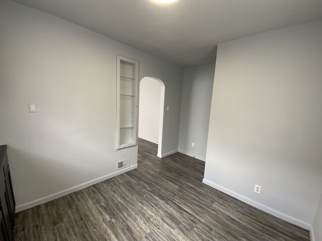 Building Photo - 305 N Bowman Ave