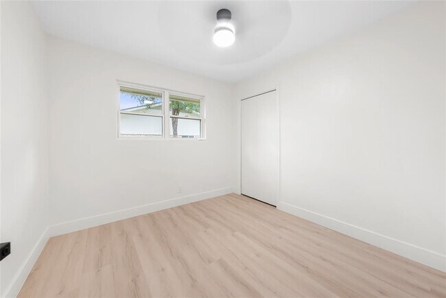 Building Photo - 1403 Creekview Dr