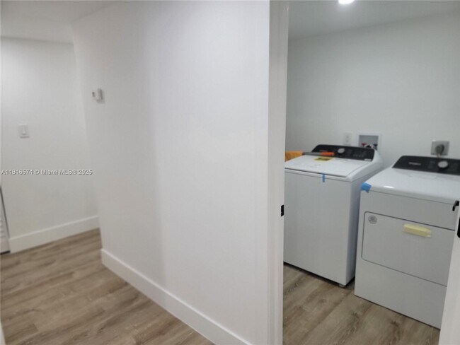 Building Photo - 9371 Fontainebleau Blvd