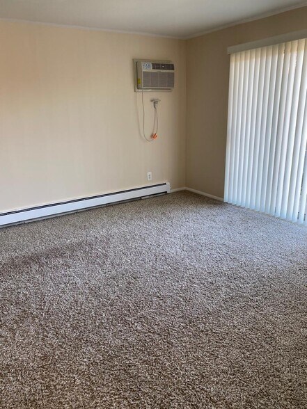 Building Photo - 1860 Axtell Dr