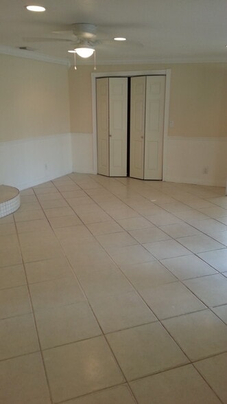 Building Photo - 5653 Coconut Rd