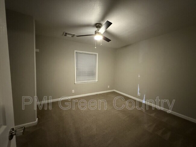 Building Photo - 203 W Knoxville St