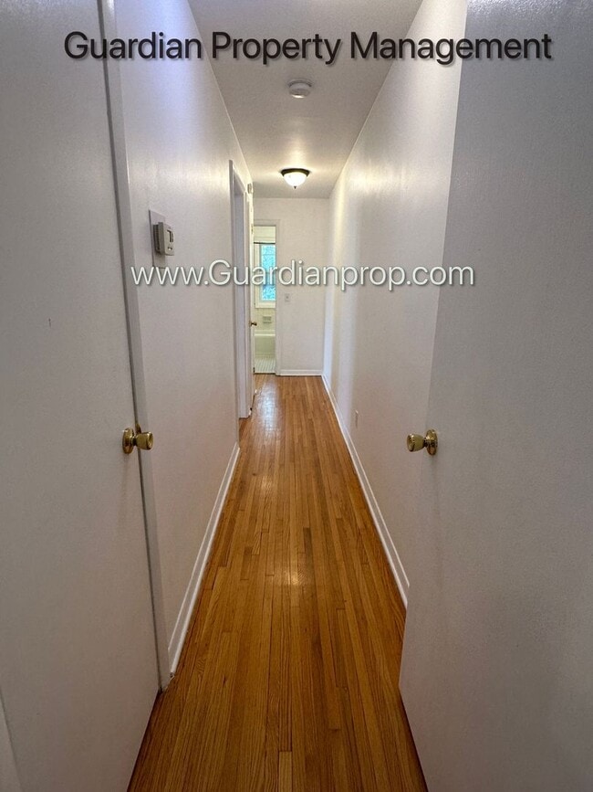 Building Photo - Crosstown Side By Side, Washer/Dryer In Unit, 1 Garage Space, Hardwood Floors, Dishwasher