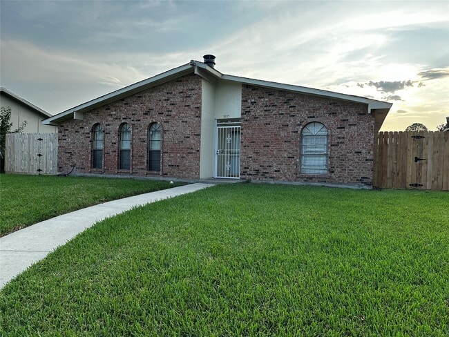 Building Photo - 5915 Trailview Dr