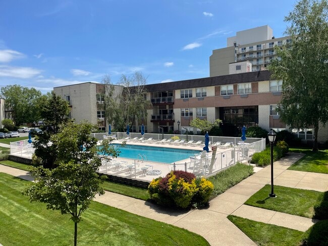 Building Photo - 1111 River Rd