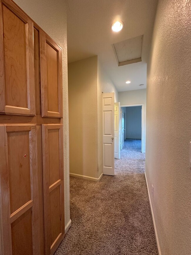 Building Photo - 4 Bedroom Home Near Shopping and Dining In...