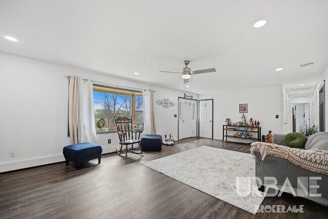 Building Photo - Stunning Mid Century American Ranch