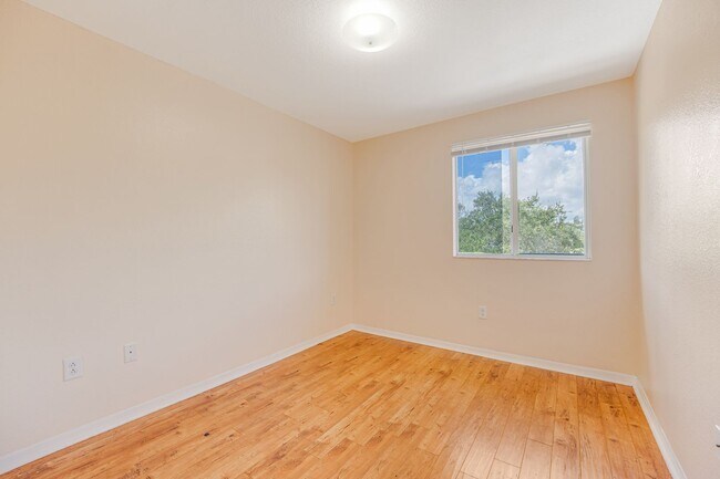 Building Photo - Beautiful 3-bedroom, 2.5-bath two-story townhouse in a well managed community