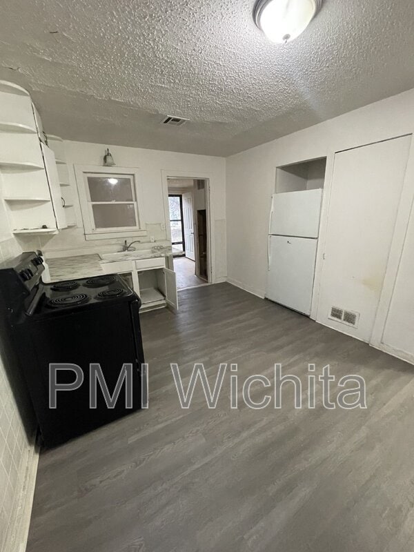 Building Photo - 420 S Kessler St