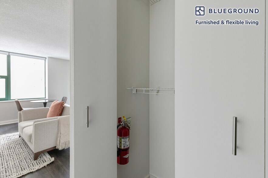 Building Photo - 77 W Huron St