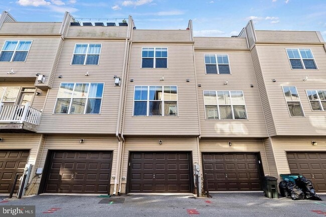 Building Photo - 1445 Trafalgar Ln