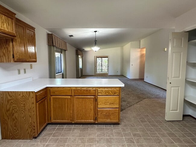 Building Photo - Beautiful 55+ home in Paris Park!