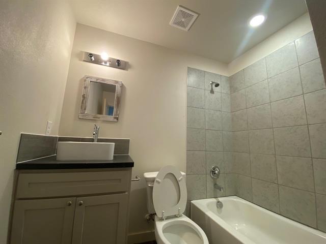 Building Photo - 136 Bridlewood Ln
