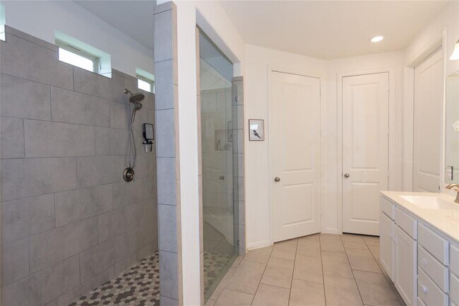 Building Photo - 501 Sixpence Ln