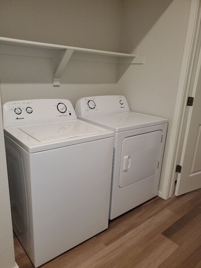 Building Photo - Newer 2 Bed / 2 Bath 2nd Floor Condo w/ 2 Car Garage