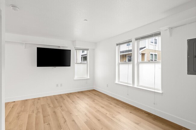 Building Photo - Cozy Studio Apartment in SE Portland w/ Laundry