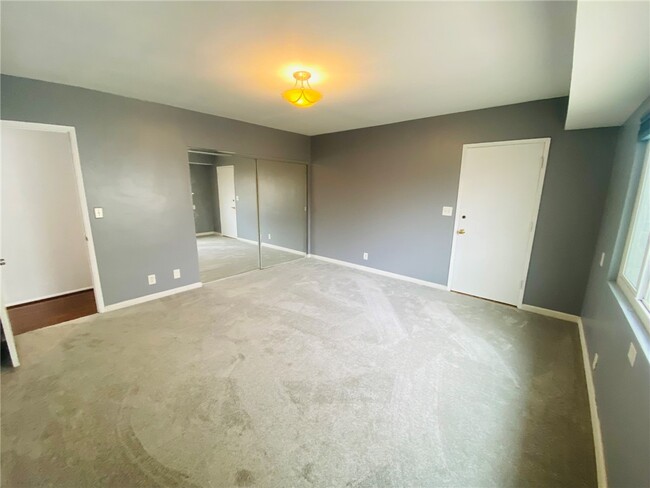 Building Photo - 4968 W 59th St