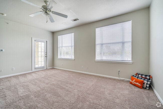 2BR, 2BA - 956SF - Living Room - Costa Rialto