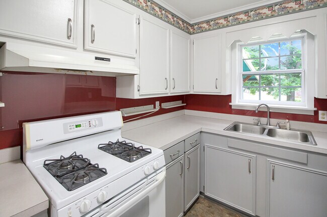 Building Photo - 246 St Paul St