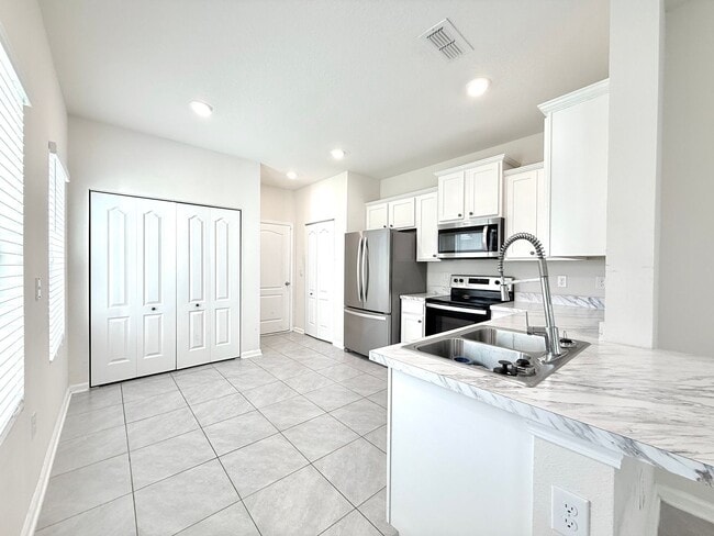 Building Photo - Newer Townhome in Ideal Location
