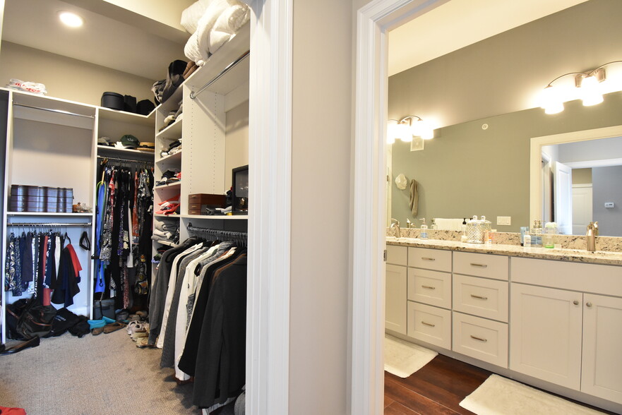 Master Closet / Bath - 607 Randolph St