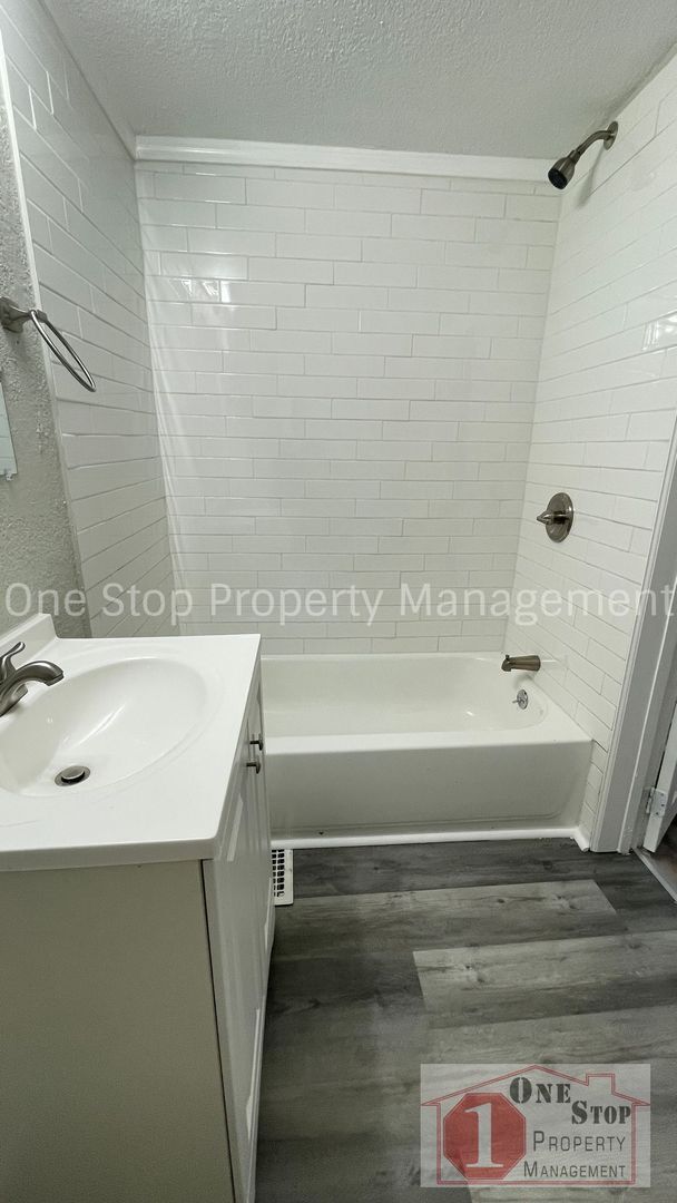 Building Photo - 4 Bedroom 2 bathroom in Kansas City!