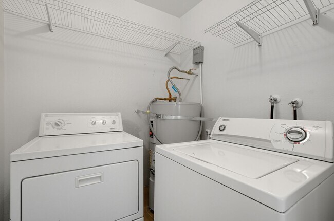 Building Photo - 2 Bedroom Unit - AVAILABLE NOW - ** MOVE I...