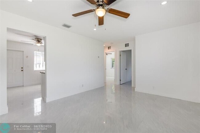 Building Photo - 430 SW 9th Ave