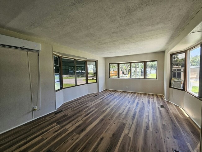 Building Photo - 4360 Hitzing Ave