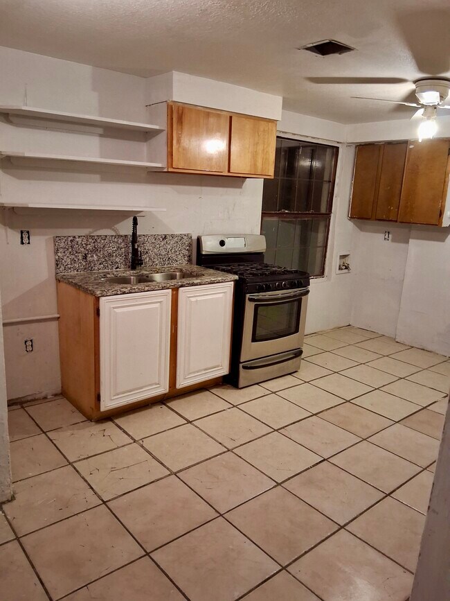 Building Photo - 544 Paseo Real Dr