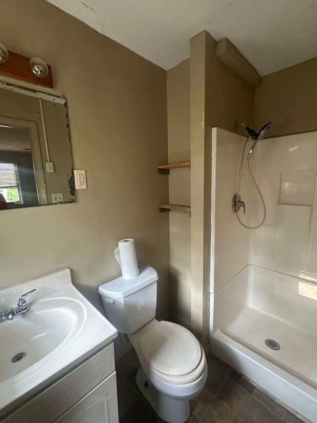 Building Photo - 3 Bed 2 Bath Brick House Coming Soon - Und...