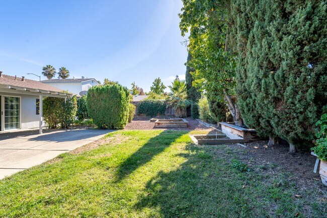 Building Photo - Coming Soon! 3 Bedroom Home in Great Gilroy Location!