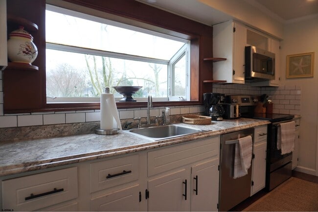 Building Photo - 101 W Meyran Ave