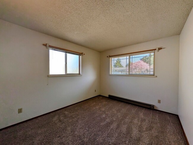 Building Photo - Over Sized 3-Bed, 2.5-Bath SFH w/ 2-Car Garage, & Fenced Backyard!