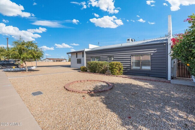 Building Photo - 1759 N Spring Cir