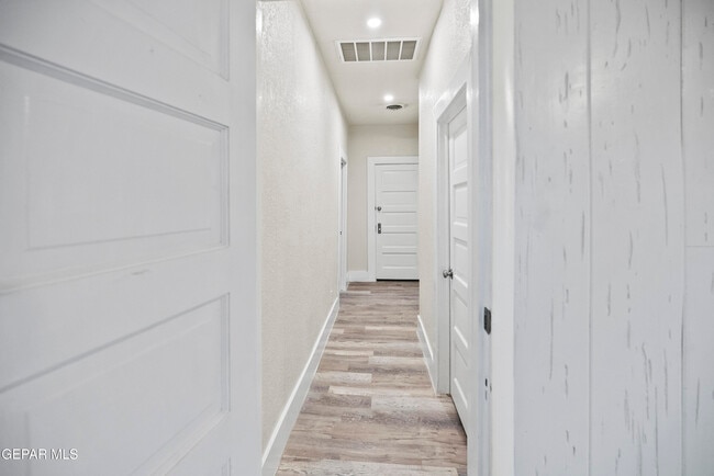 Building Photo - 3418 Yandell Dr